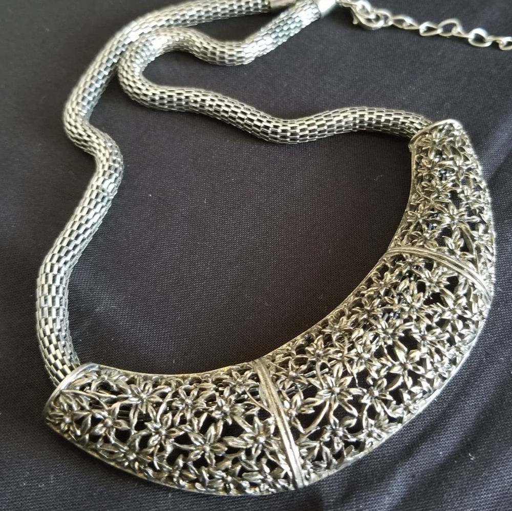 Snake chain floral statement necklace